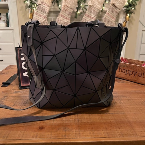 HOTONE Geometric Luminous holographic crossbody handbag - Picture 3 of 8